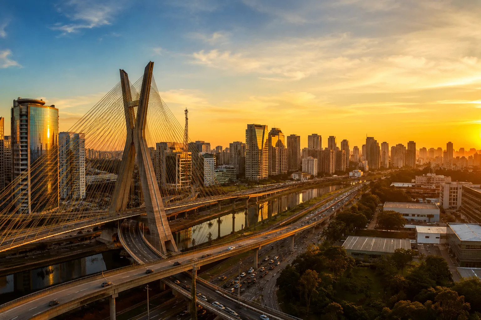 Skyline de São Paulo ao entardecer, representando a cidade onde o Dr. Douglas Ribeiro atua como especialista em tontura
